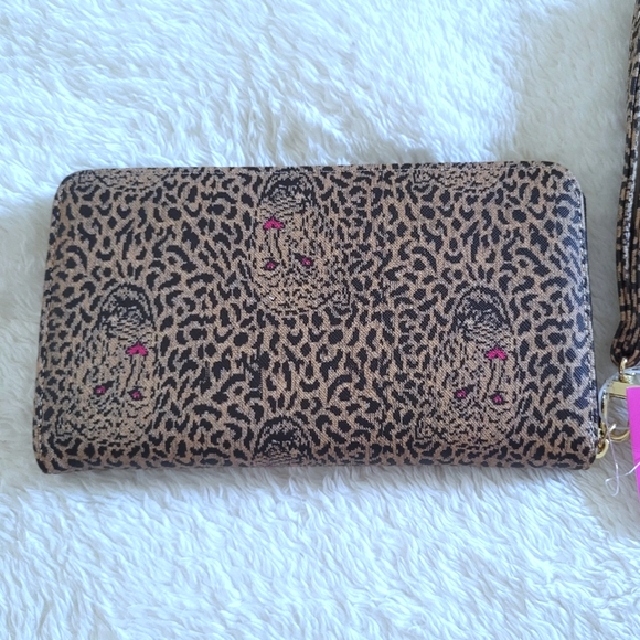 Betsey Johnson Leopard🐆 Wristlet - NWT - Picture 14 of 16